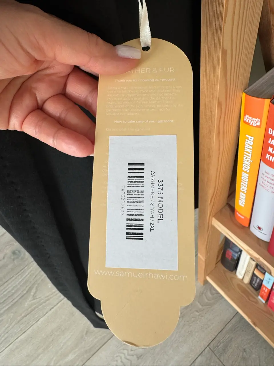 Juodas moteriškas paltas — nuotrauka 8