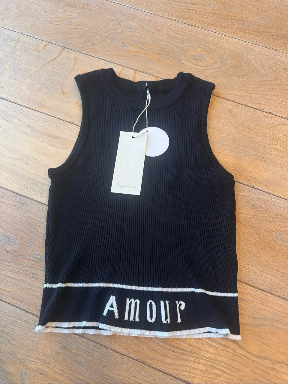 Juodas trikotažinis topas be rankovių „Amour“