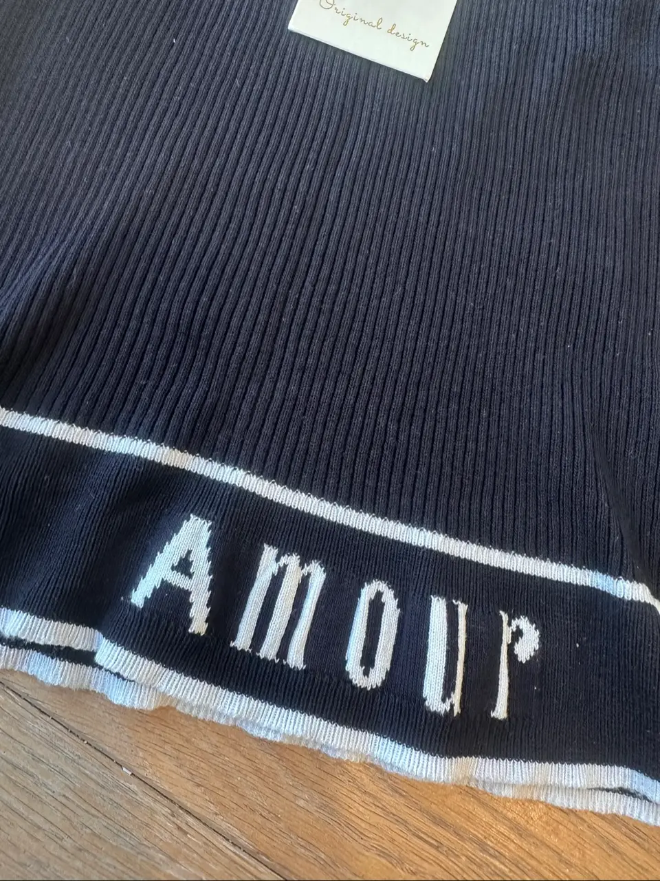 Juodas trikotažinis topas be rankovių „Amour“ — nuotrauka 2