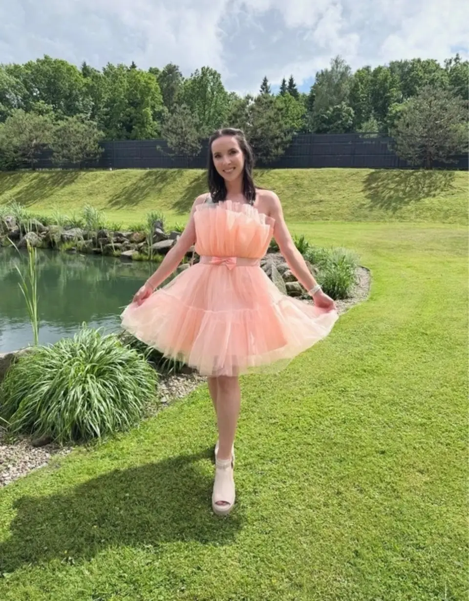 Persikinė tiulio suknelė be petnešėlių — nuotrauka 3