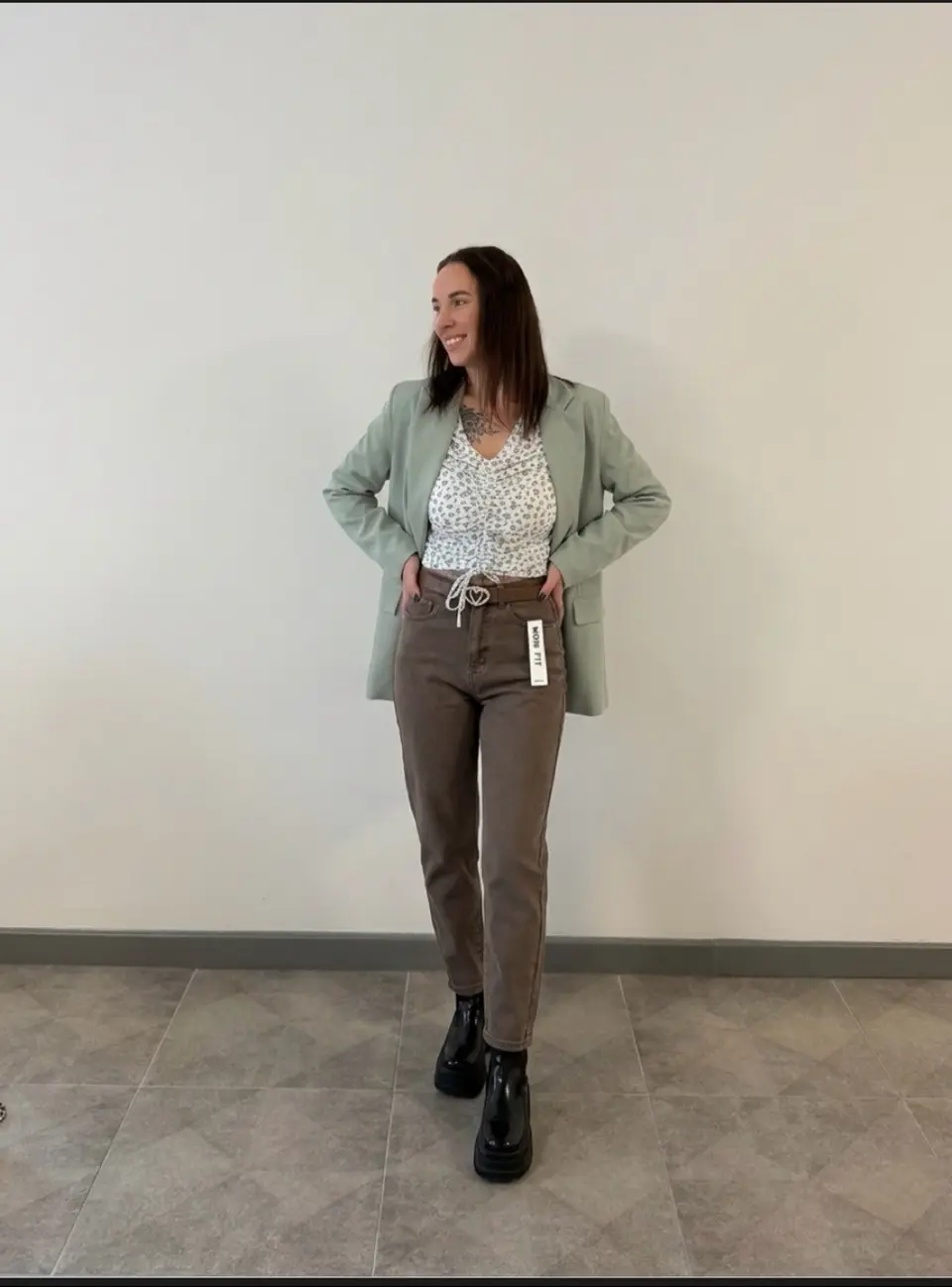 Moteriški Mom Fit džinsai su diržu — nuotrauka 2