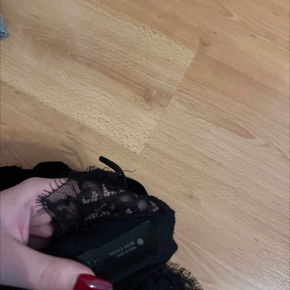 Juoda aksominė suknelė su nėriniais — nuotrauka 3