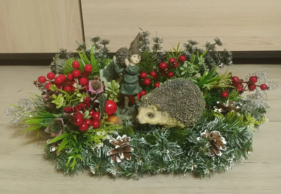 Kalėdinė stalo dekoracija su ežiu ir nykštuku