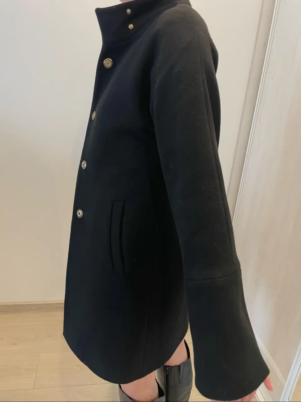 Klasikinis juodas paltas — nuotrauka 3