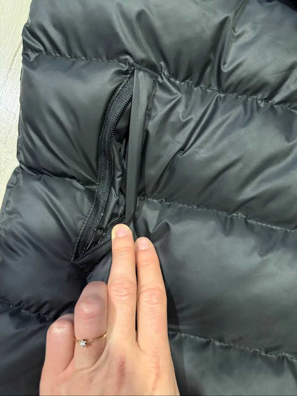 The North Face pūkinė liemenė juoda — nuotrauka 4