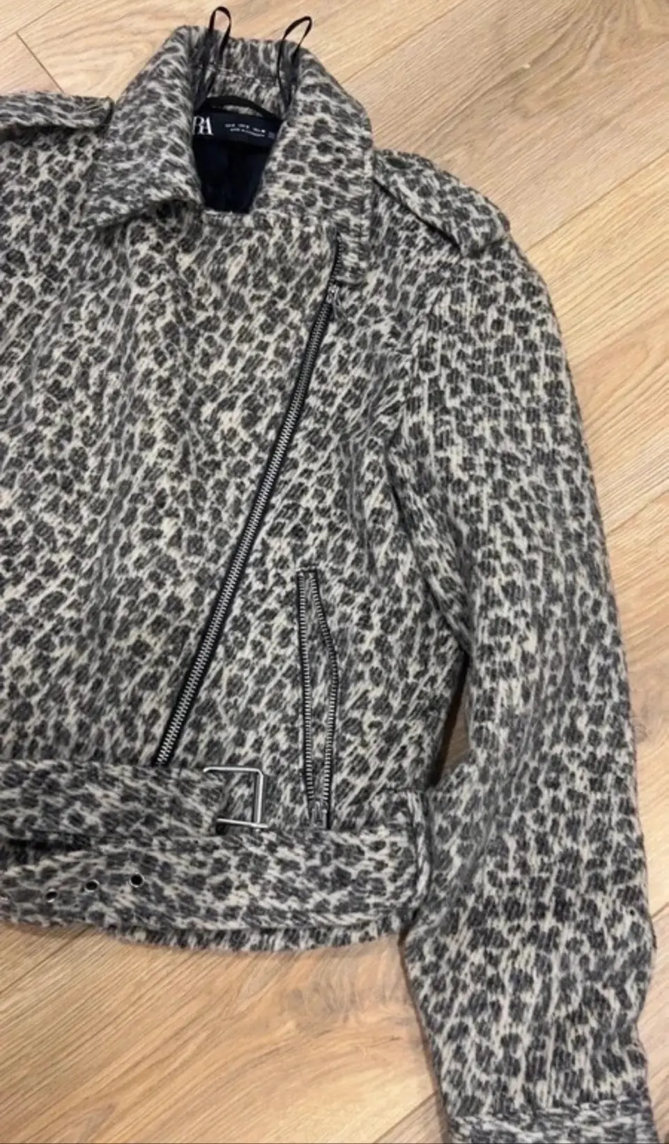 Leopardinio rašto moteriška striukė su diržu — nuotrauka 2
