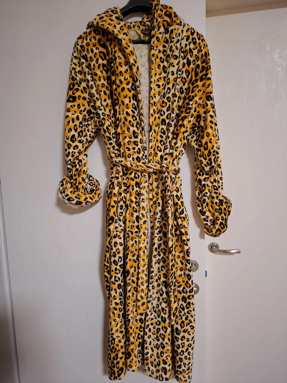 Leopardinis chalatas su gobtuvu