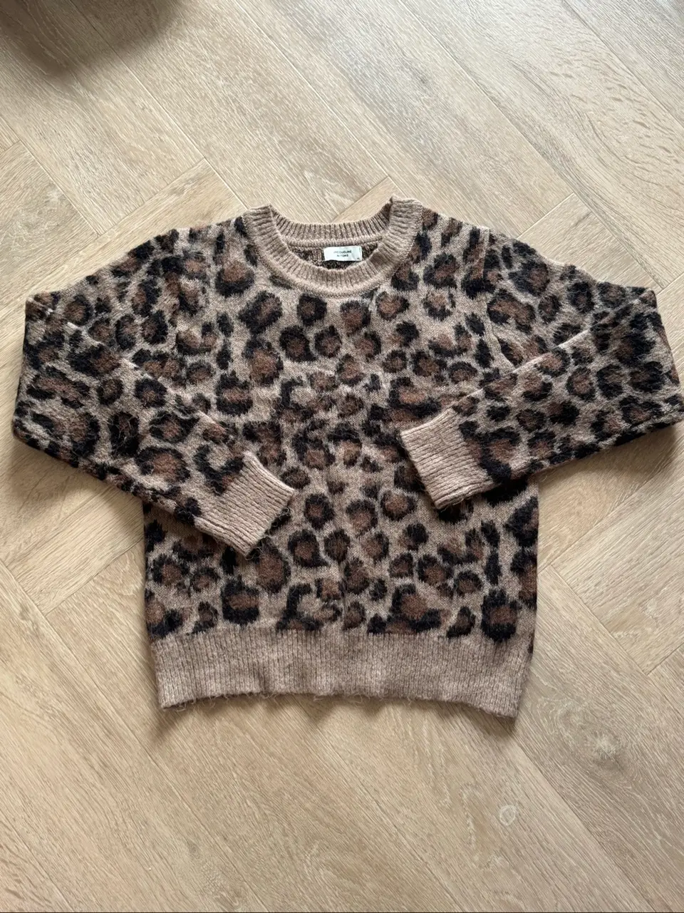 Leopardinio rašto megztinis